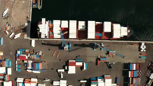 Industrieller Frachtbereich mit Containerschiff im Dock am Hafen Luftaufnahme