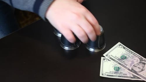 Trick mit Tassen und Bällen von Thimblerig