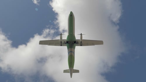 Jetliner Flying Overhead