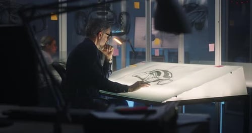 Autodesigner arbeitet an Konzeptkunst