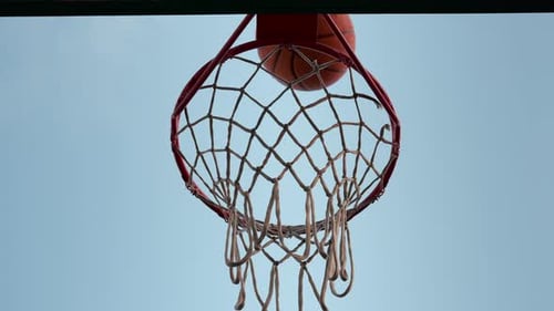 Der Basketballball trifft das Ringtor