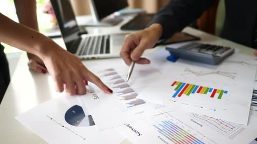 Geschäftsmann führt Analysen durch und plant Geschäftsprojekt im Büro.