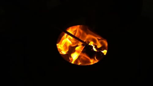 Holzfeuer im Ofen