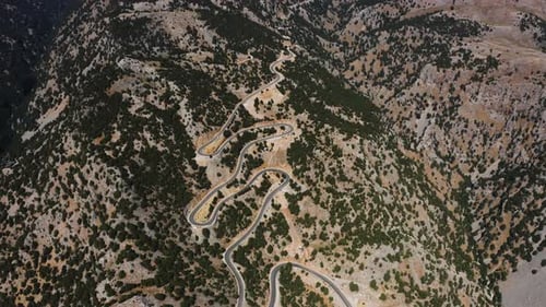 Fliegen Sie über die Deserted Mountain Road. Luftaufnahme der Straße im Berg.