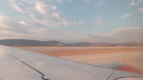 Flugzeug bewegt sich am Flughafen