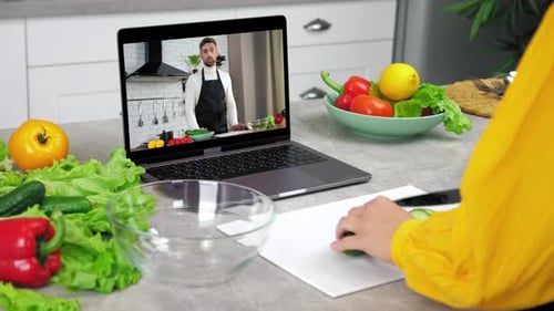 Mujer en la cocina, curso de cocina en línea, rodajas de pepino, escucha, chef, profesor