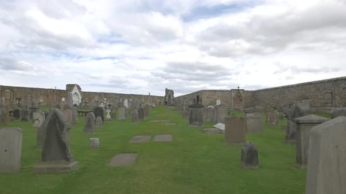 Weiße Wolken über einem Friedhof