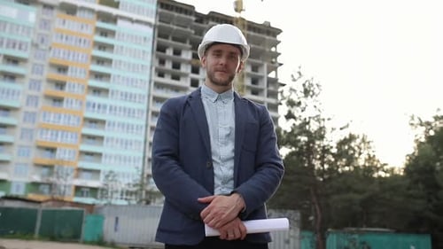 Ingénieur en construction regardant la caméra