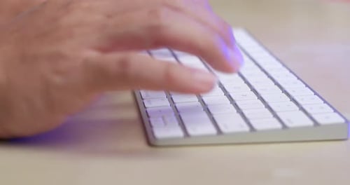 Mann tippt zu Hause auf der Tastatur