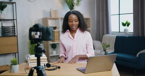 Mujer grabando Vídeo en cámara para audiencia de Internet desde su estudio en casa