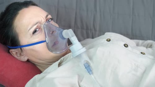Femme avec un nébuliseur