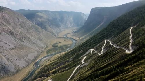 eine größere Schlucht mit einer kurvenreichen Straße
