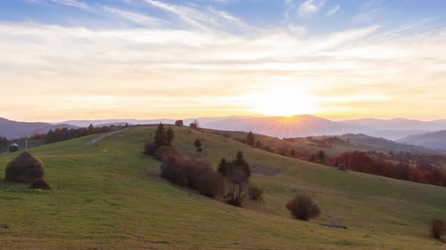 Farbenfrohe Herbstlandschaft mit gelben Bäumen und Wasserfall