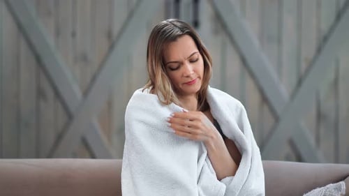 Jeune femme malade couvrant plaid sensation de gel et de toux