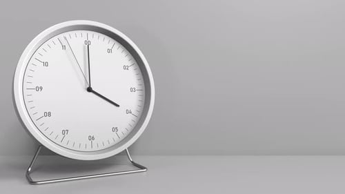 Round Clock Shows 4:00 or 16:00 Sharp
