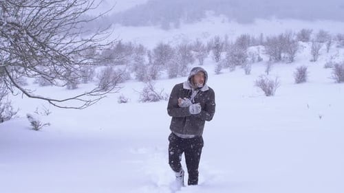 Ein eiskalter Mann im Schnee.