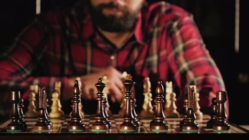 Bärtiger Mann spielt allein Schach Nahaufnahme