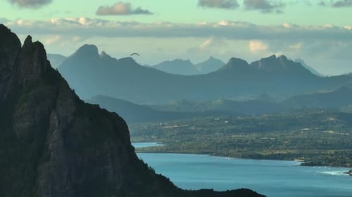 Malerische Landschaft Wilde Natur Tropische Insel mit felsigen Bergen, bewachsenem dichtem grünem Dschungelbaum