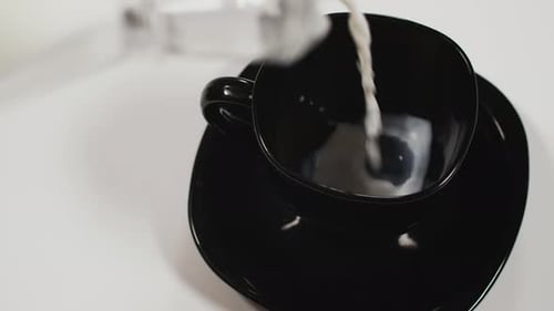 Taza negra de leche blanca