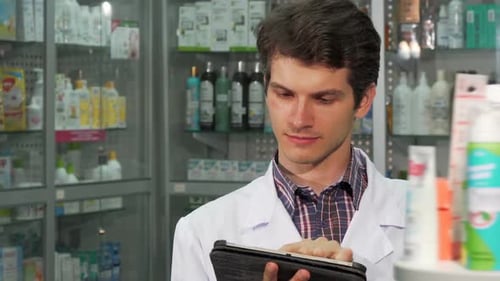 Farmacéutico profesional haciendo inventario con tableta digital