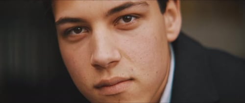 Primer plano de un joven mirando seriamente a la cámara