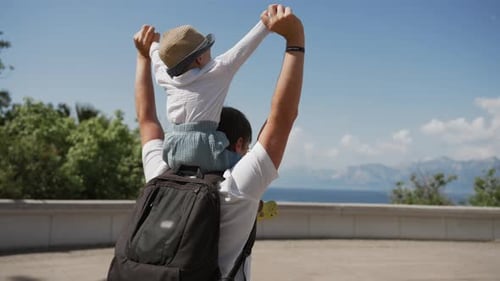 семья сидит на смотровой площадке с рюкзаками