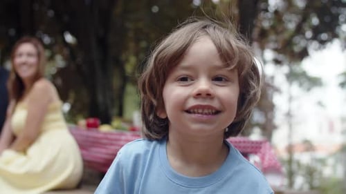 Plan moyen d'un joli garçon posant devant la caméra