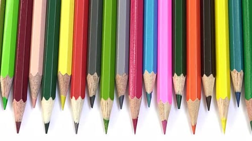 Lápices de colores sobre un fondo blanco 3.