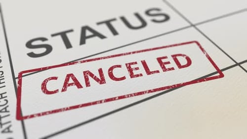 Mettre un tampon en caoutchouc rouge ANNULÉ sur un formulaire papier