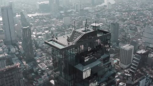 Luftaufnahme von Sathorn District, Chong Nonsi, King Power Mahanakhon Tower und Skywalk in Bangkok