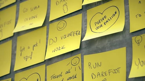 Notas adesivas rosa e amarelas na parede formando palavras “para fazer”.