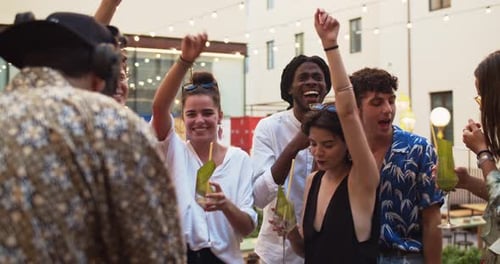 Jovens estudantes dançando durante uma festa