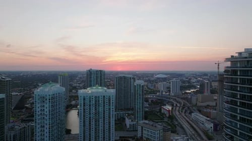 Rückwärts über die Stadt fliegen