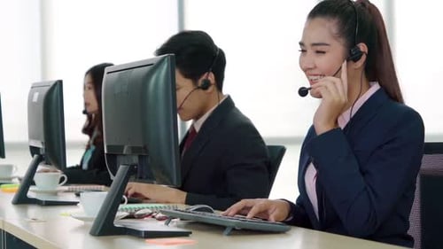 Geschäftsleute mit Headset, die im Büro arbeiten