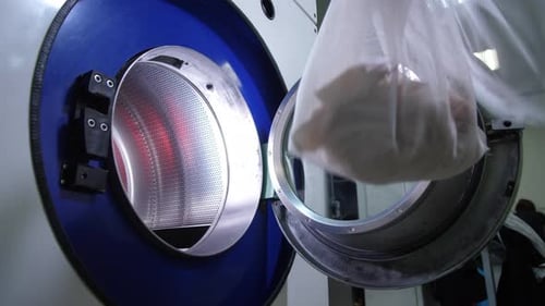 Lavage délicat en machine du chemisier en nettoyage à sec
