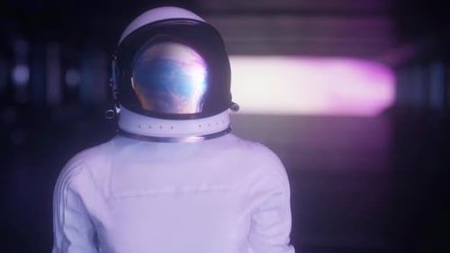 Porträtaufnahme des einsamen Astronauten mit Helm im Weltraum