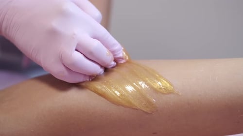 Abgeschnittene Ansicht des Verfahrens zur Haarentfernung beim Waxing im Salon