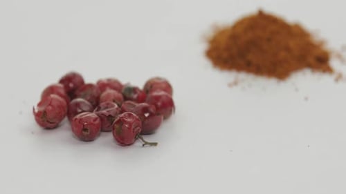 Rotation mit rotem Pfefferpulver Makroaufnahme vor einem weißen Hintergrund