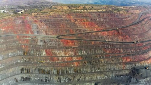 Luftaufnahme des Minensteinbruchs der südlichen Bergbaufabrik in der Ukraine
