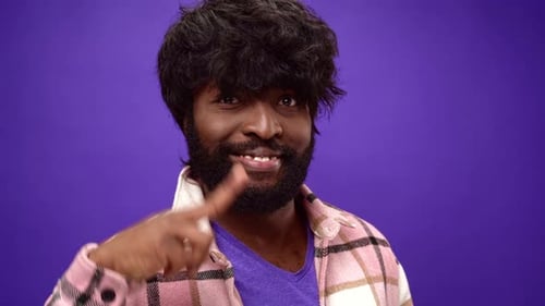 Fröhlicher Afroamerikaner, der lächelt und auf dich zeigt