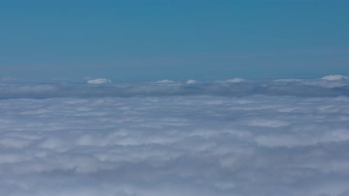 Plan d'une mer de nuages en mouvement