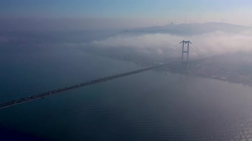 nebliger Tag Istanbul-Brücke