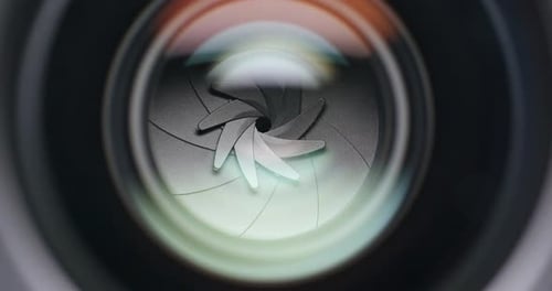 Adjusting aperture on camera lens