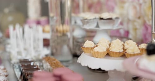 Süßer Schokoriegel mit verschiedenen Kuchen und Bonbons. Hochzeits-Candybar.