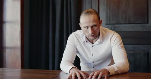 Nervöser Geschäftsmann versucht, die Kontrolle über Emotionen zu erlangen