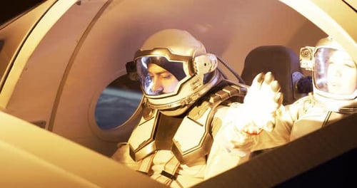 Männliche und weibliche Astronauten navigieren im Raumschiff