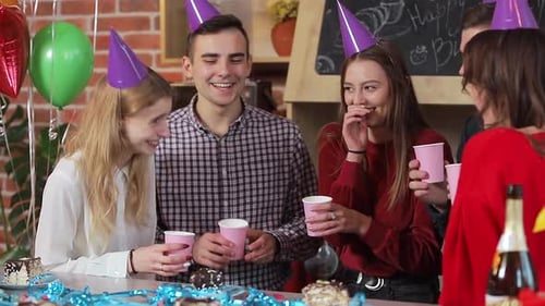 Lächelnde Menschen trinken Champagner während einer fantastischen Geburtstagsfeier und verbringen schöne Zeit miteinander
