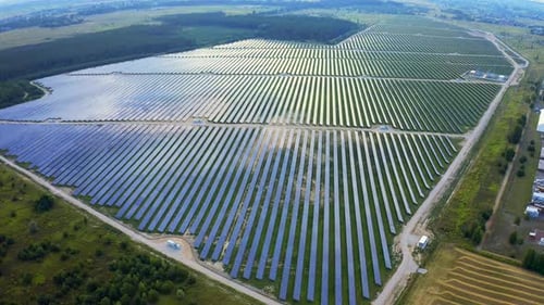 Luftaufnahme einer großen leistungsstarken Station mit Sonnenkollektoren erzeugt Strom. Industrielle Solarenergie