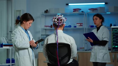 Mann trägt leistungsstarkes Eeg-Headset zum Scannen der elektrischen Aktivität des Gehirns
