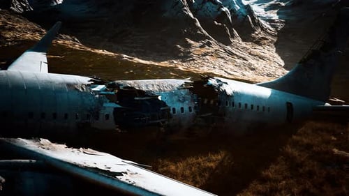 Flugzeug ist auf einem Berg abgestürzt